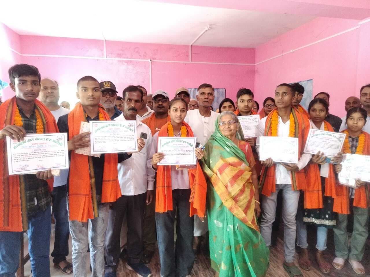 भमरेली मुखिया ने छात्र-छात्राओं को किया सम्मानित