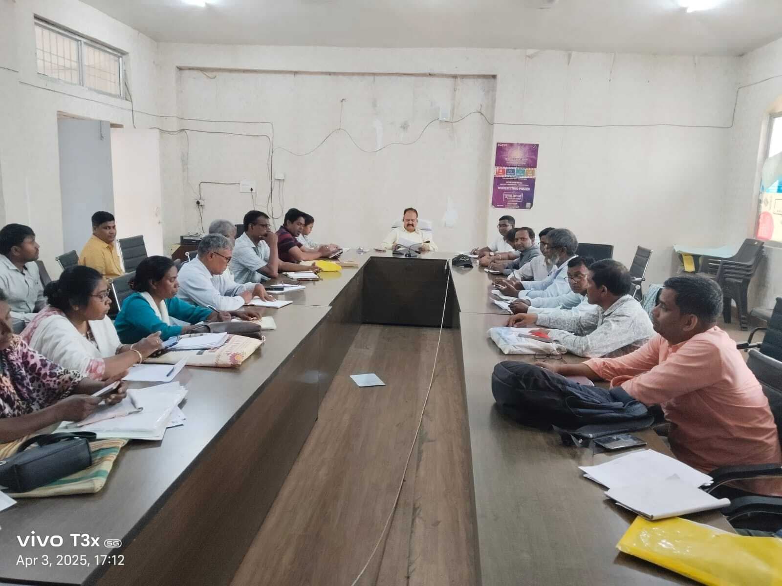 बीडीओ ने की विकास योजनाओं की प्रगति की समीक्षा