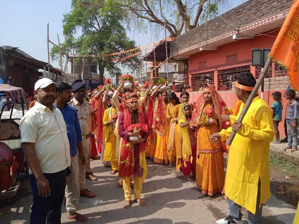 मूर्ति स्थापना के लिए निकाली गयी कलश यात्रा
