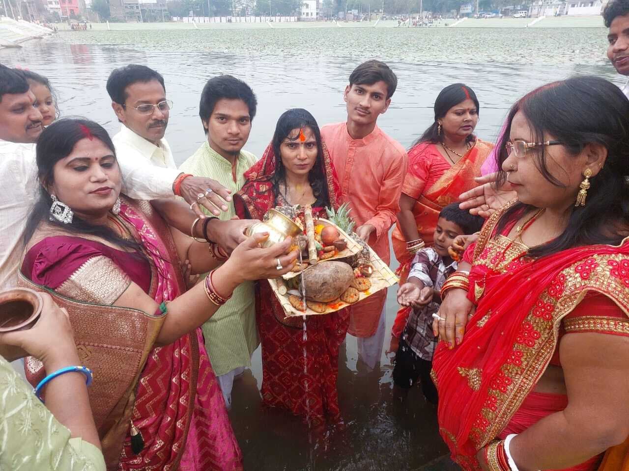 अस्ताचलगामी सूर्य को छठ व्रतियों ने दिया अर्घ्य