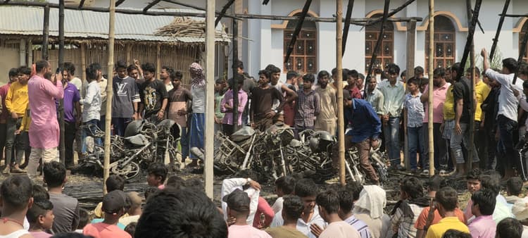 आग लगने से एक बोलेरो, नौ बाइक सहित 20 लाख की संपत्ति जलकर राख