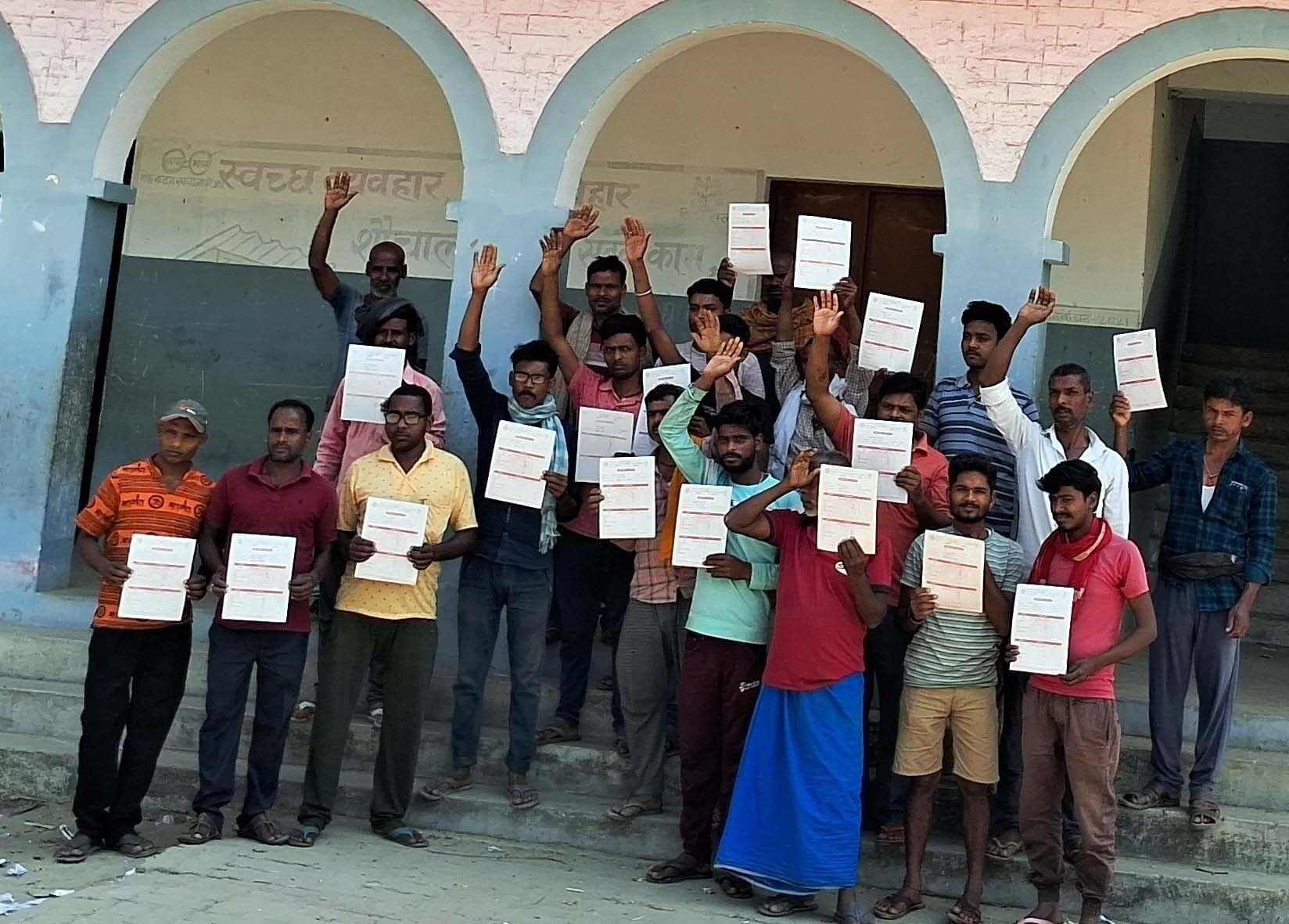 रिजल्ट में अंकों का जोड़ गलत रहने पर मध्य विद्यालय हरनाहा में हंगामा