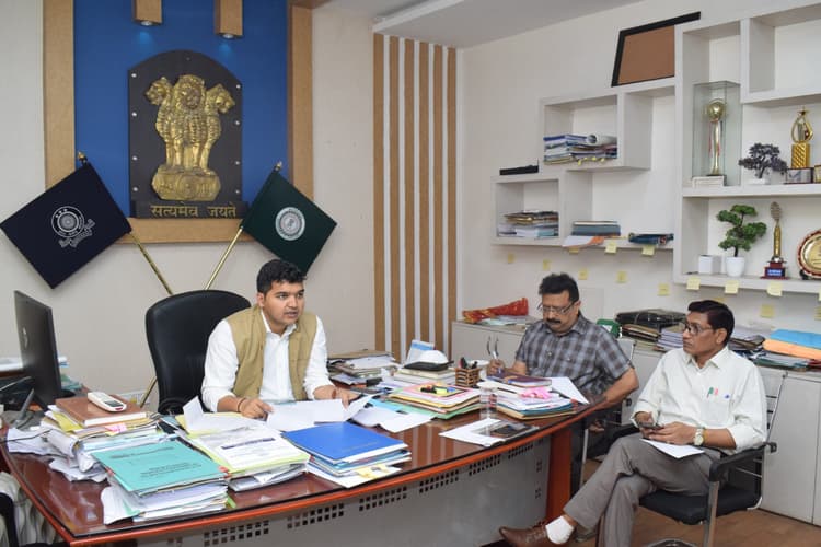 डीसी ने की सांसद व विधायक निधि की समीक्षा