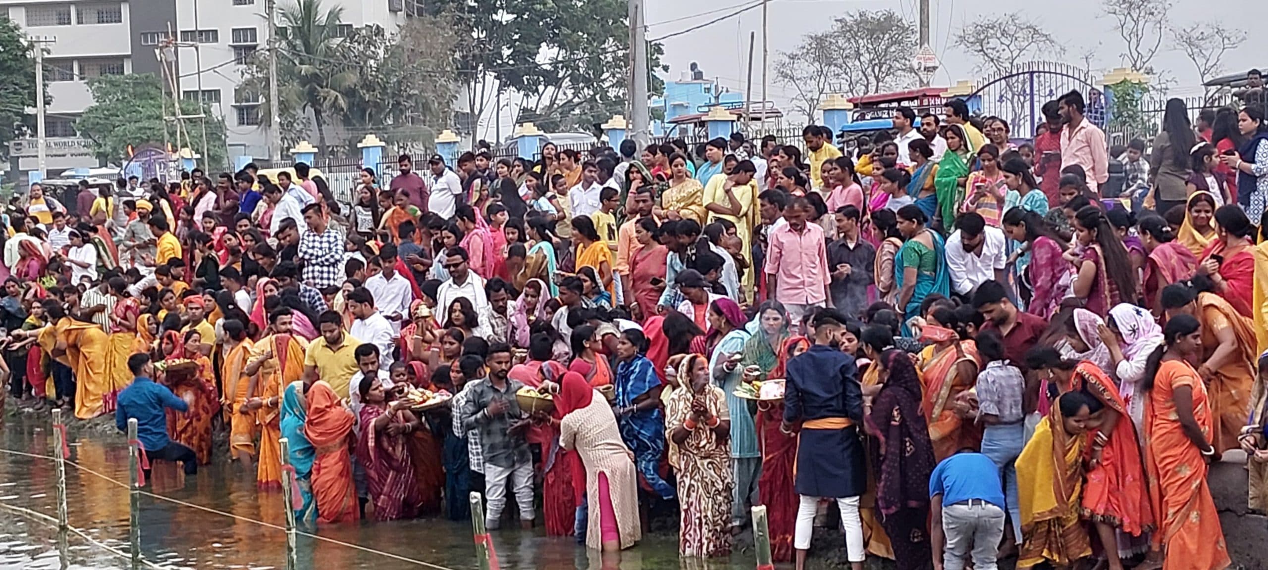 चैती छठ पर डूबते सूर्य को व्रतियों ने दिया अर्घ, छठ घाट पर उमड़ी भीड़