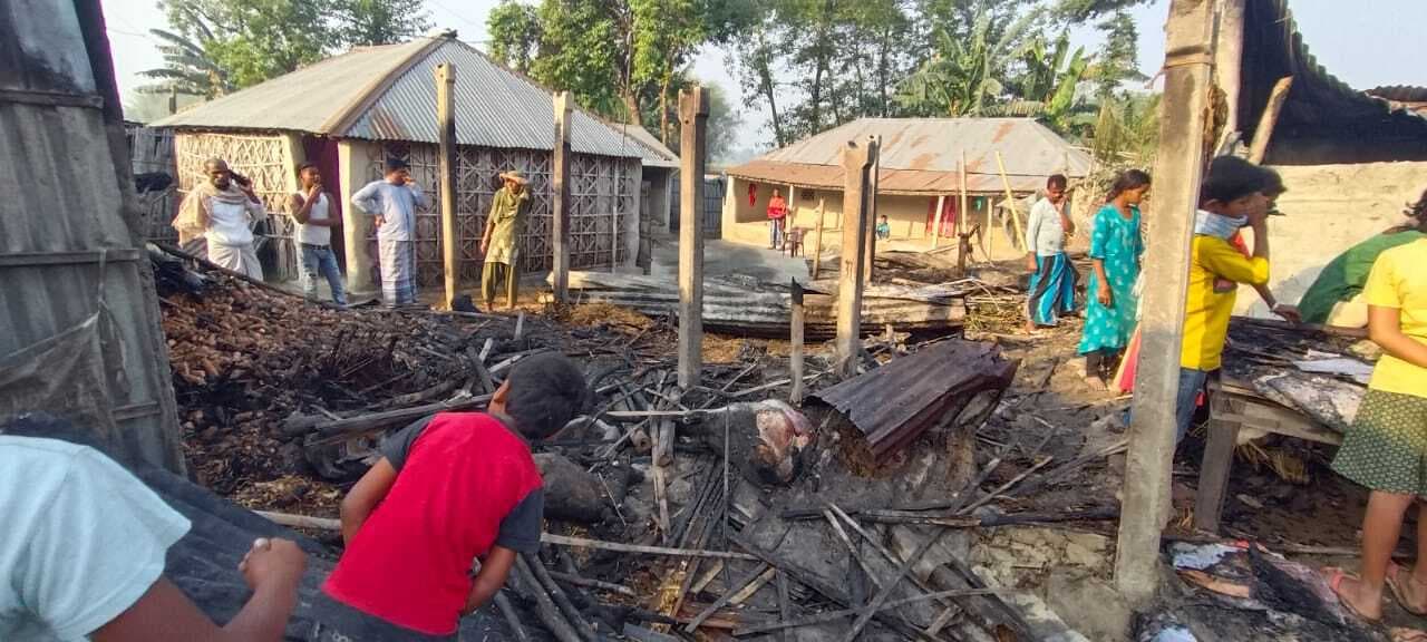 गणेशपुर गांव में आग लगने से तीन घर जलकर राख