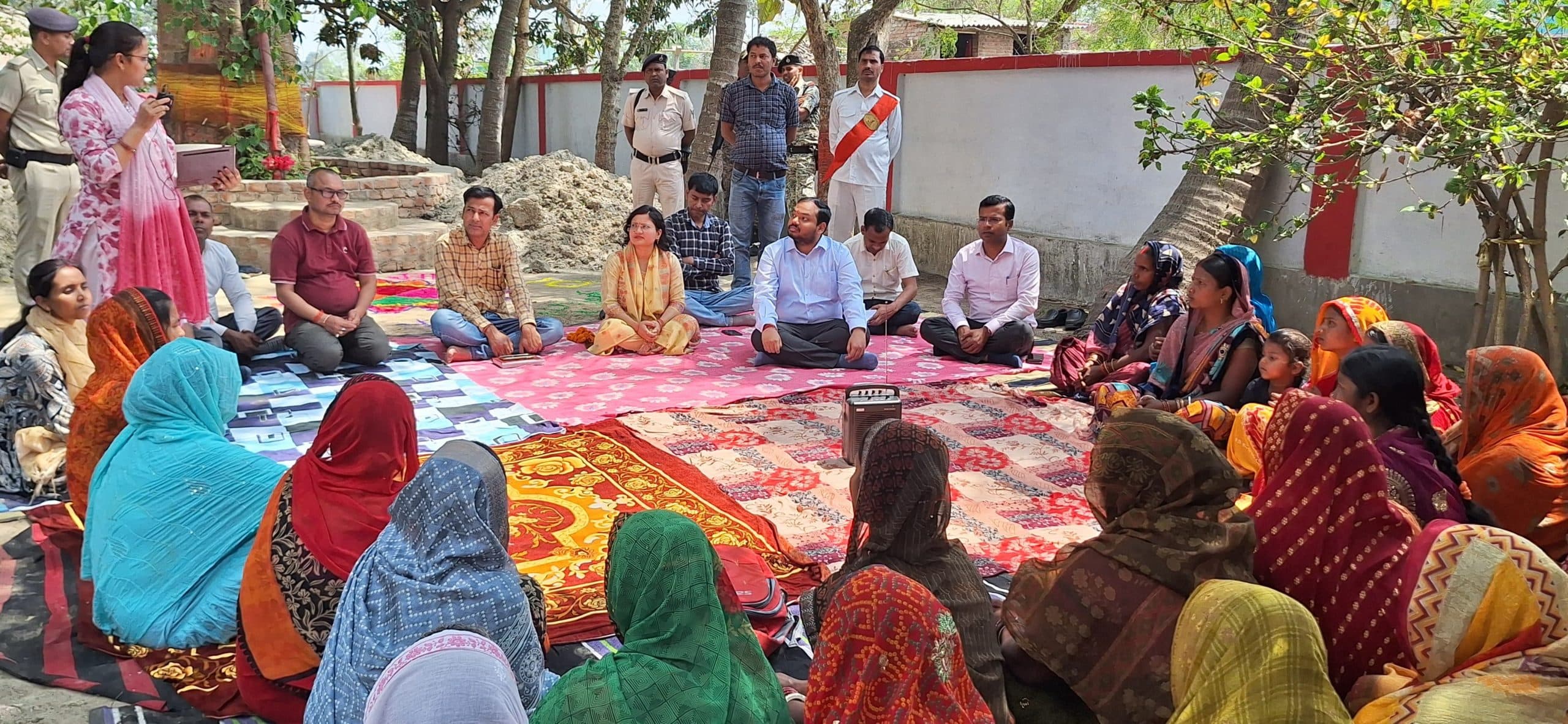 रहुआमणि गांव में जीविका दीदियों के साथ डीएम ने किया संवाद