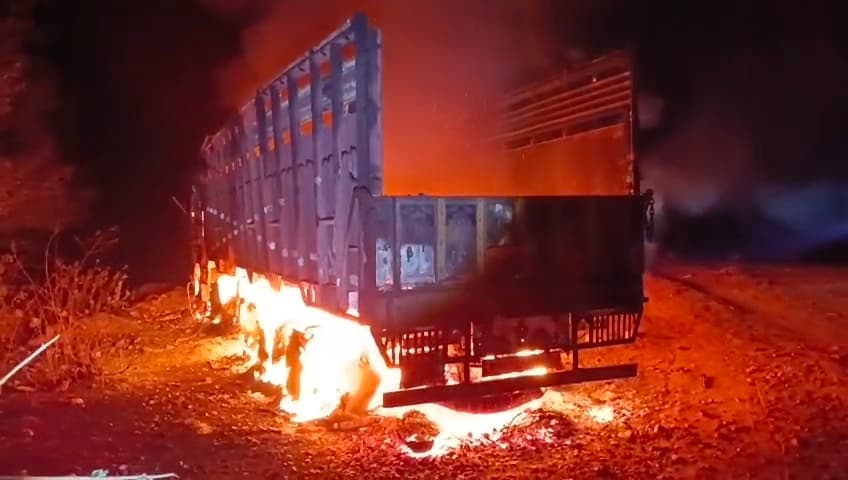 deoghar news : संदिग्ध परिस्थिति में ट्रक में लगी आग, चालक व खलासी फरार