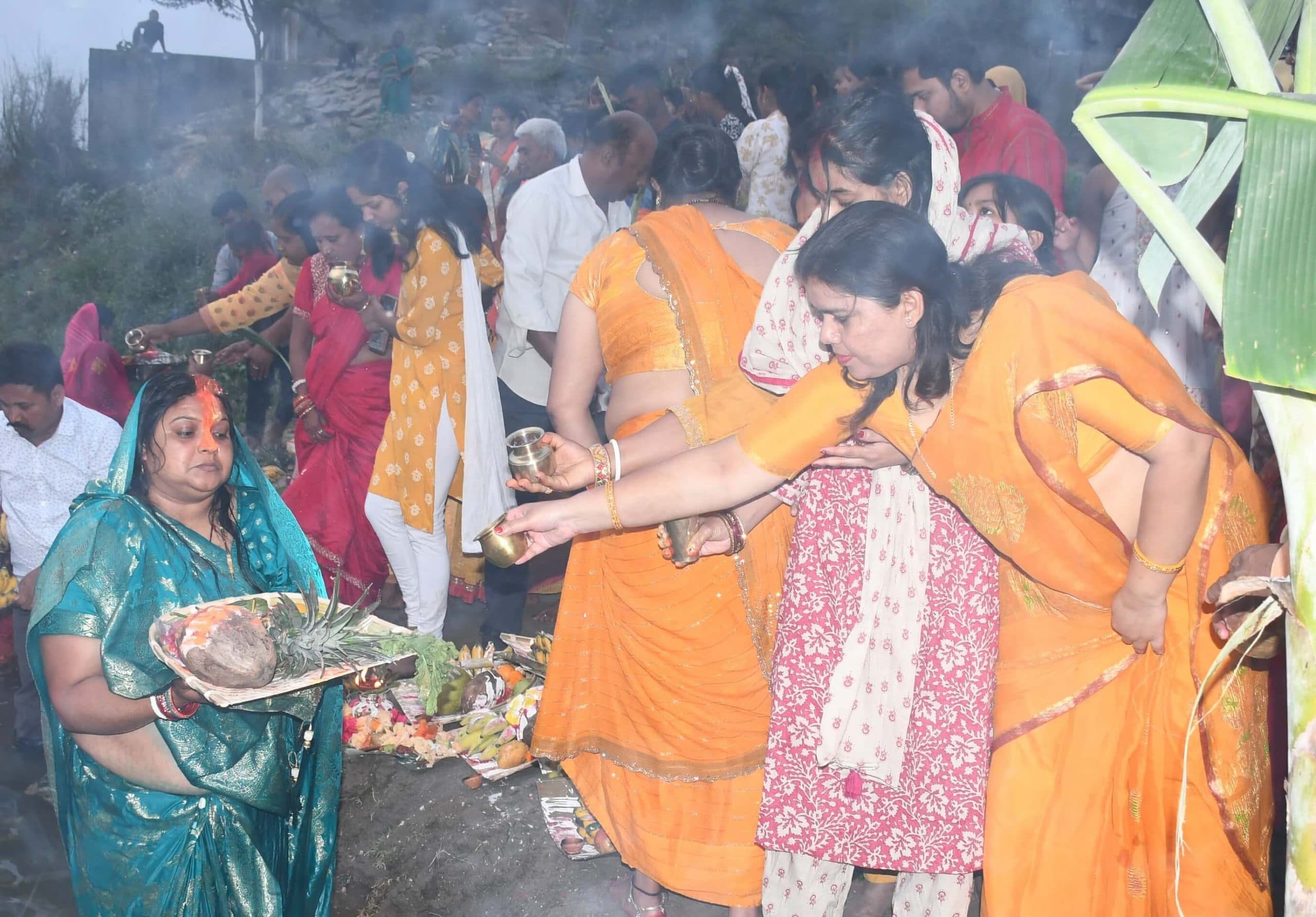 सौभाग्य की कामना लिए डूबते सूर्य को दिया गया अर्घ्य, उदीयमान सूर्य को अर्घ्य आज