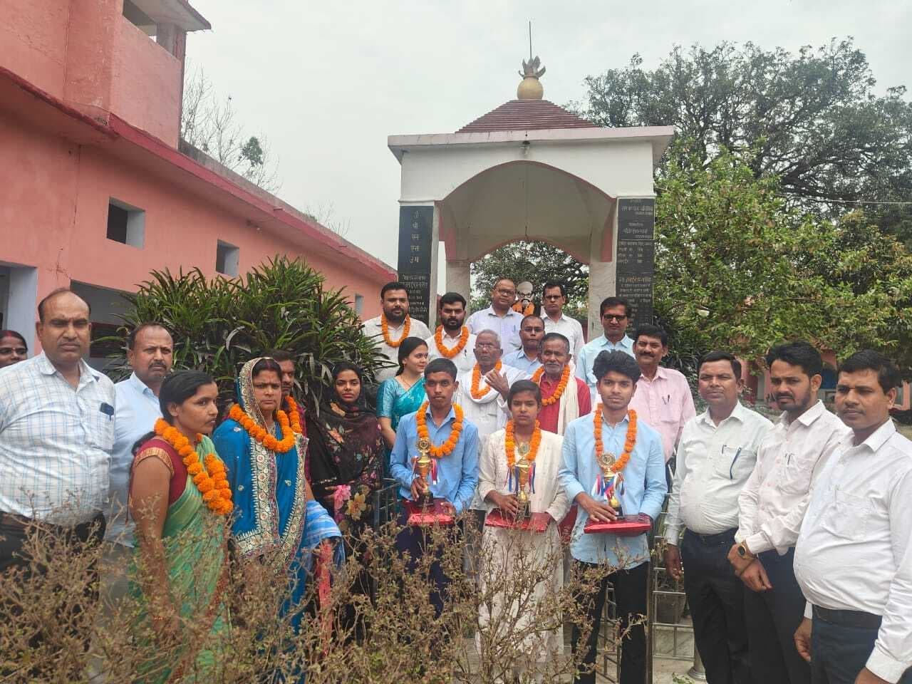 मैट्रिक परीक्षा पास टॉप टेन विद्यार्थी सम्मानित