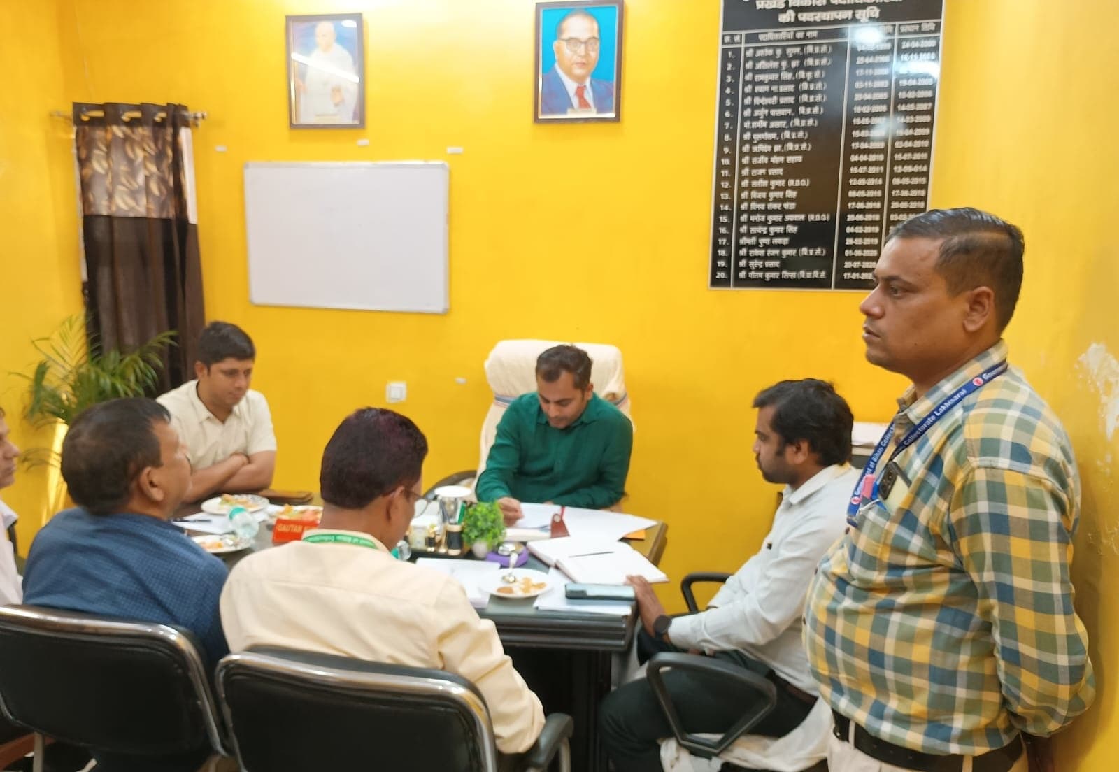 वरीय उप समाहर्ता ने की प्रखंड के सभी पदाधिकारियों के साथ बैठक