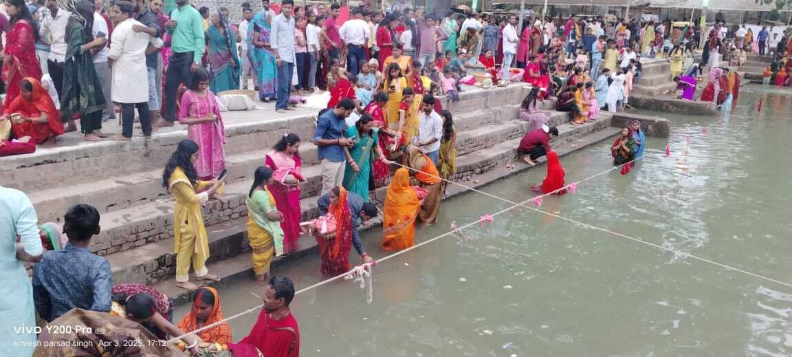 व्रतियों ने दिया भगवान भास्कर को अर्घ