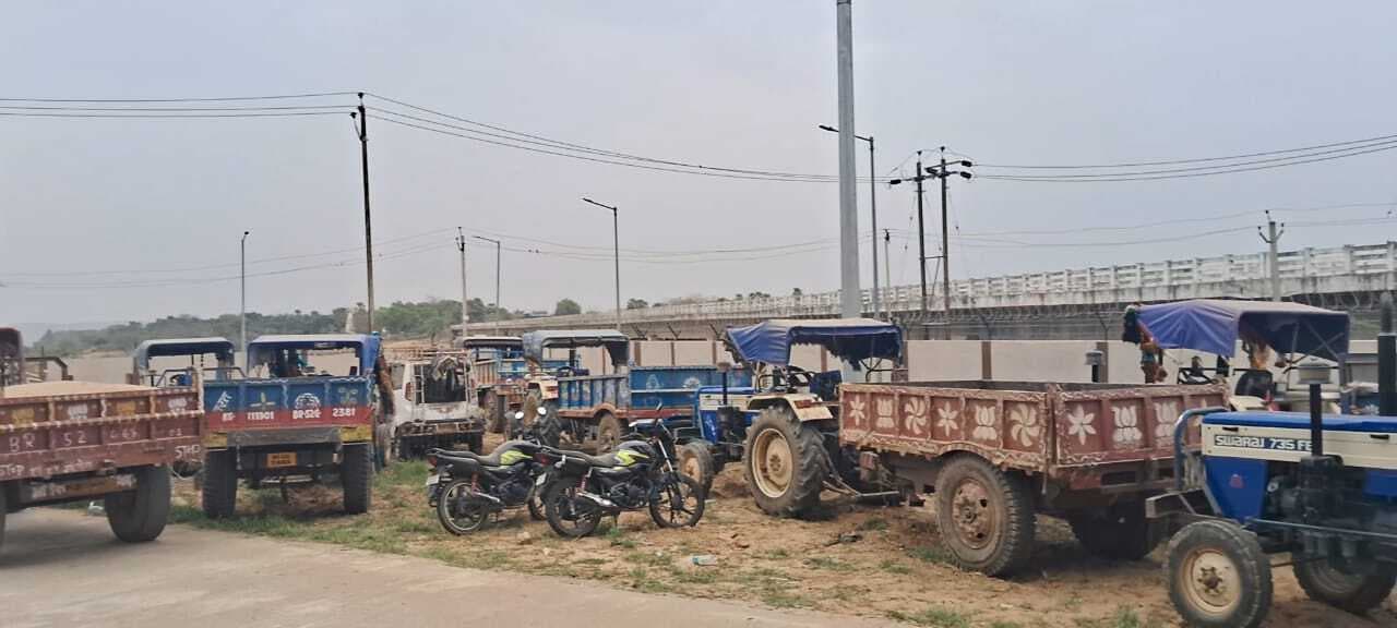 तेतरहाट पुलिस ने अवैध बालू लदे पांच ट्रैक्टर किया जब्त
