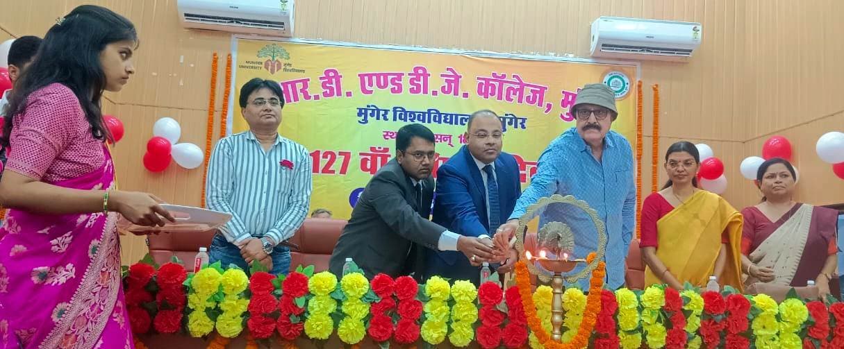 नियमित रूप से क्लास कर शिक्षकों की बातों को आत्मसात करें विद्यार्थी : जिला जज