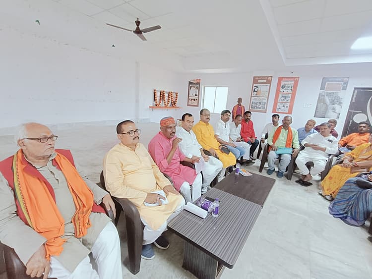 भाजपा के स्थापना दिवस मनाने को ले हुई बैठक