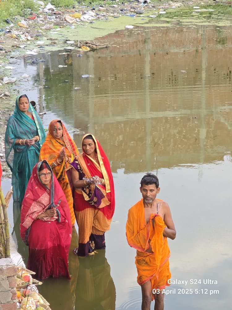 छठ व्रतियों ने अस्ताचलगामी सूर्यदेव को अर्घ्य देकर की पूजा-अर्चना