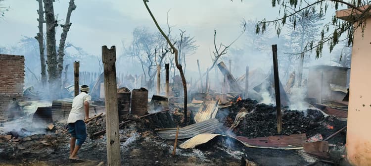 शाॅर्ट सर्किट से लगी आग, डेढ़ सौ से अधिक घर जले, सैकड़ों लोग बेघर