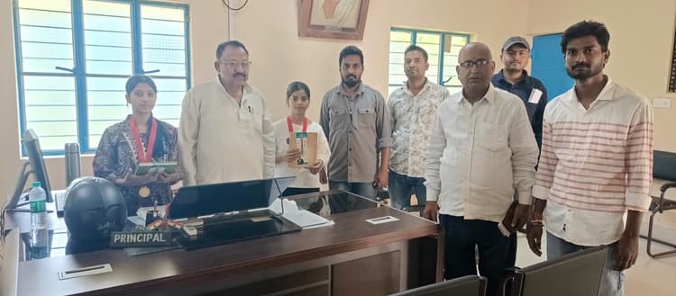 केबी झा कॉलेज के टॉपर छात्राओं को किया गया सम्मानित