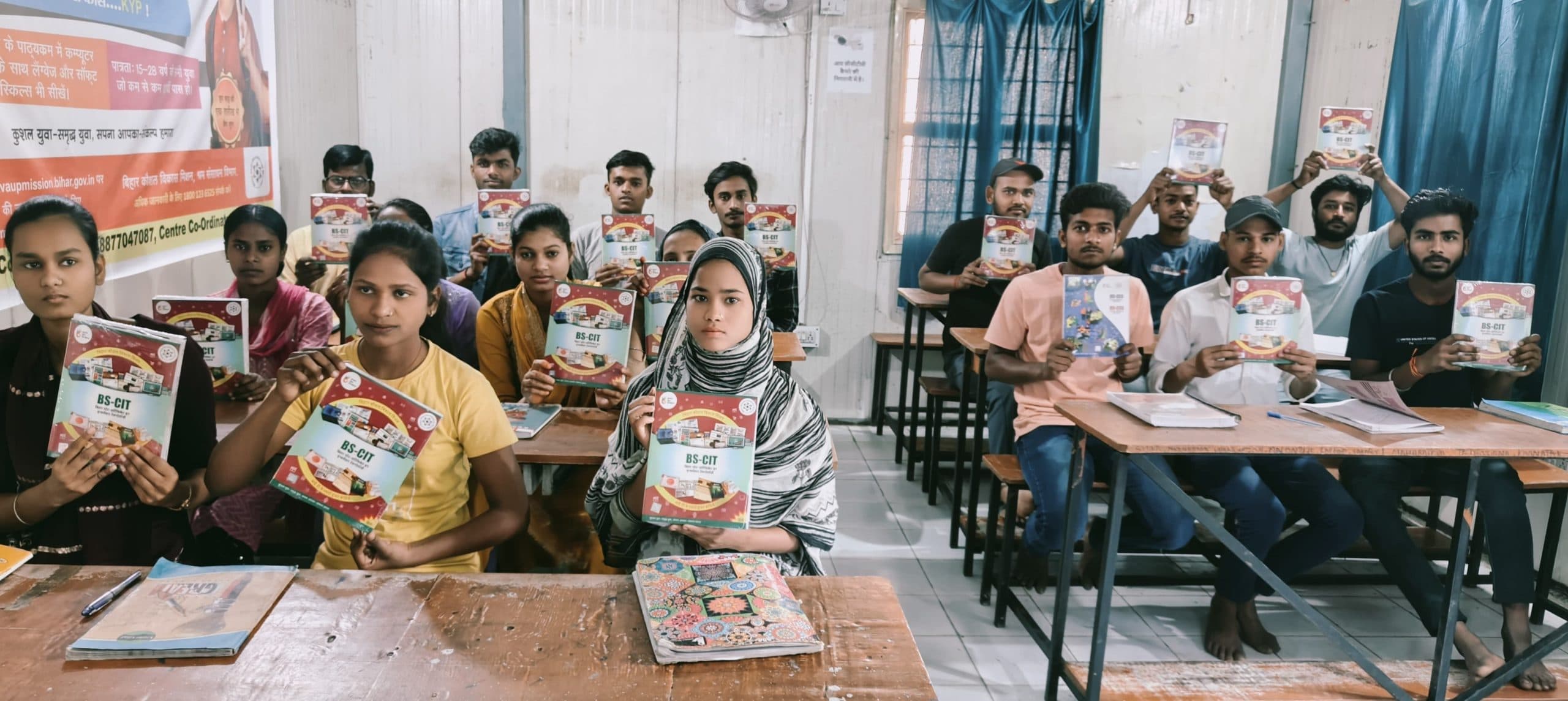 कुशल युवा कार्यक्रम के प्रशिणार्थी को दिया गया पुस्तक