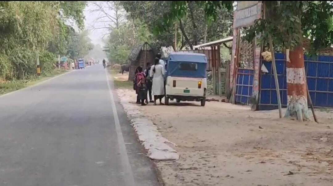 टोटो व ई रिक्शा से स्कूली बच्चों को अब भी ढोया जा रहा