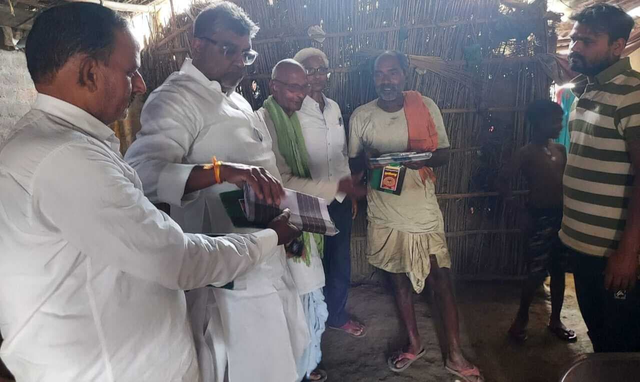 अगलगी पीड़ितों को विधायक ने दी राहत सामग्री