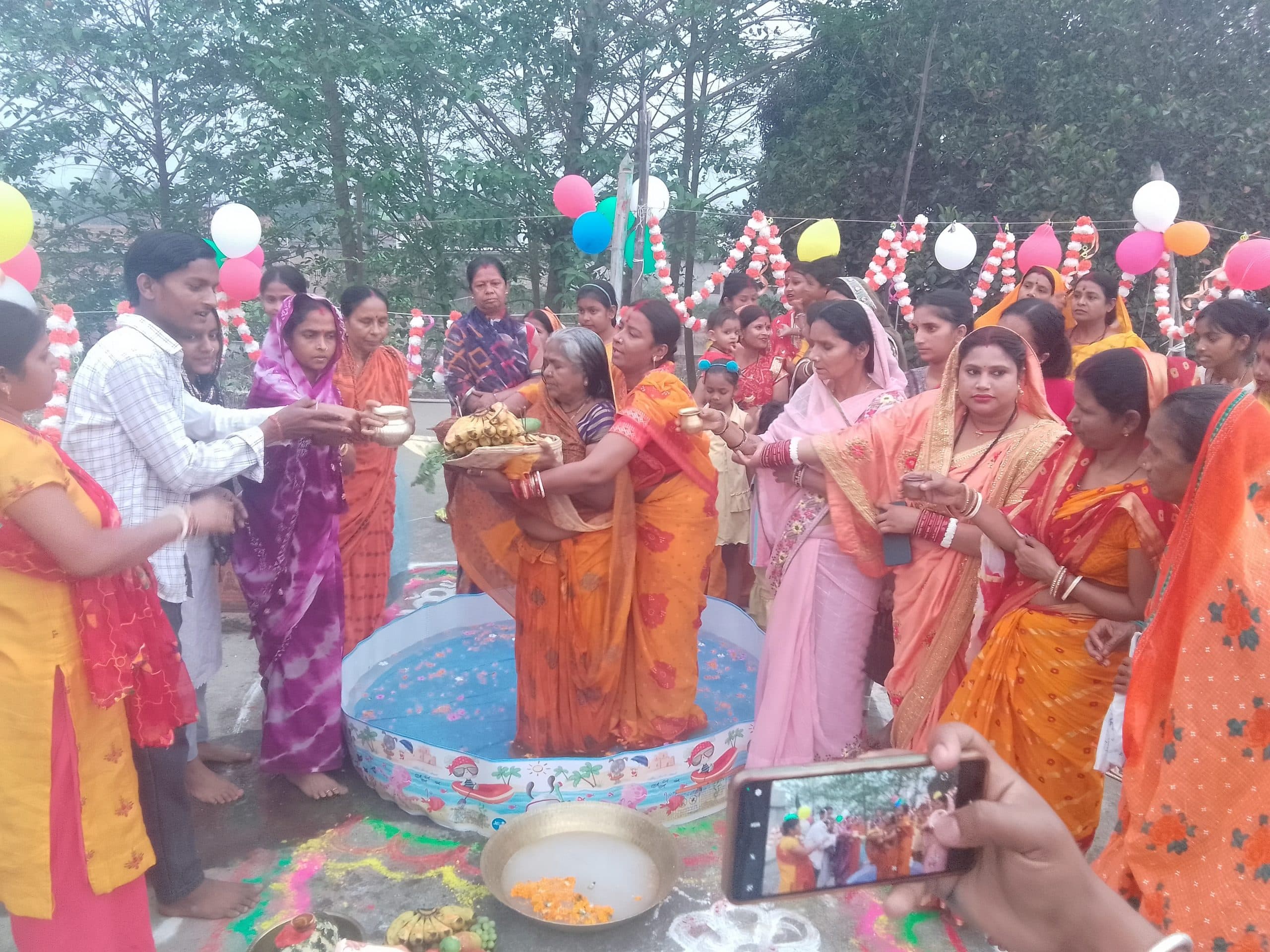 अस्तचलागामी सूर्य को छठव्रतियों ने दिया अर्घ