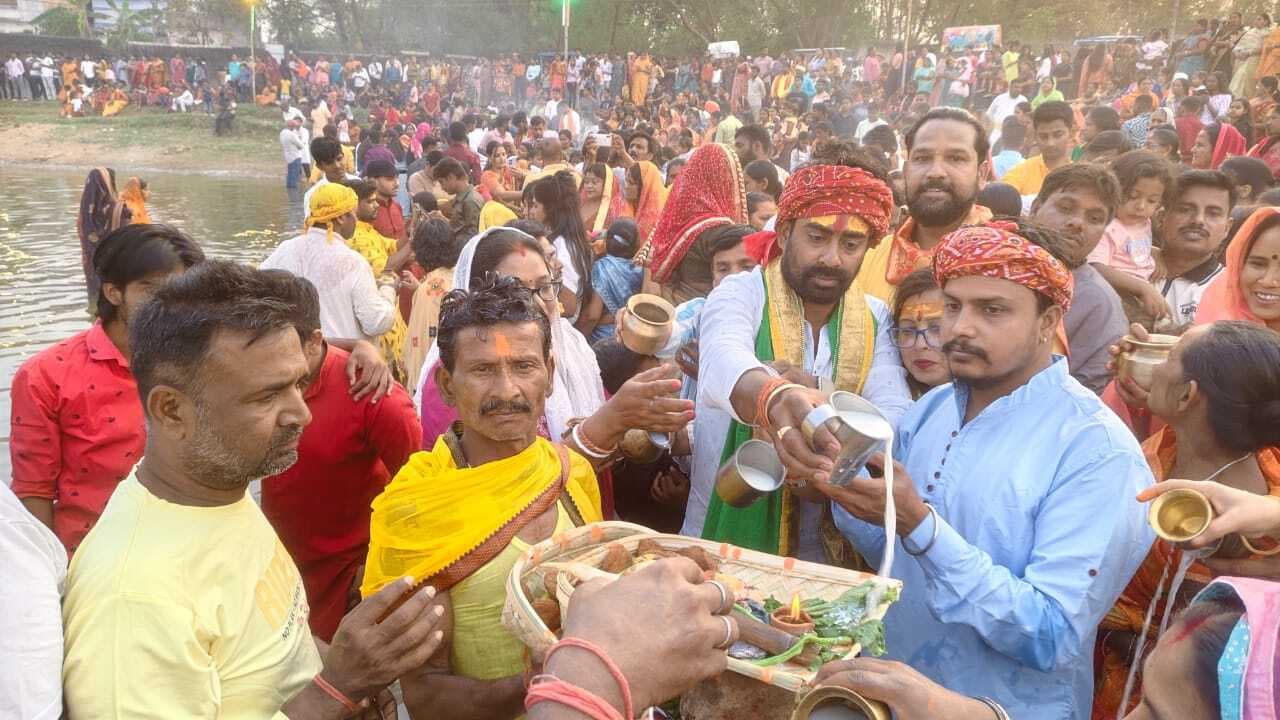 Deoghar news : चैती छठ वर्तियों ने अस्तलगामी सूर्य को दिया अर्घ्य, की मंगलकामना