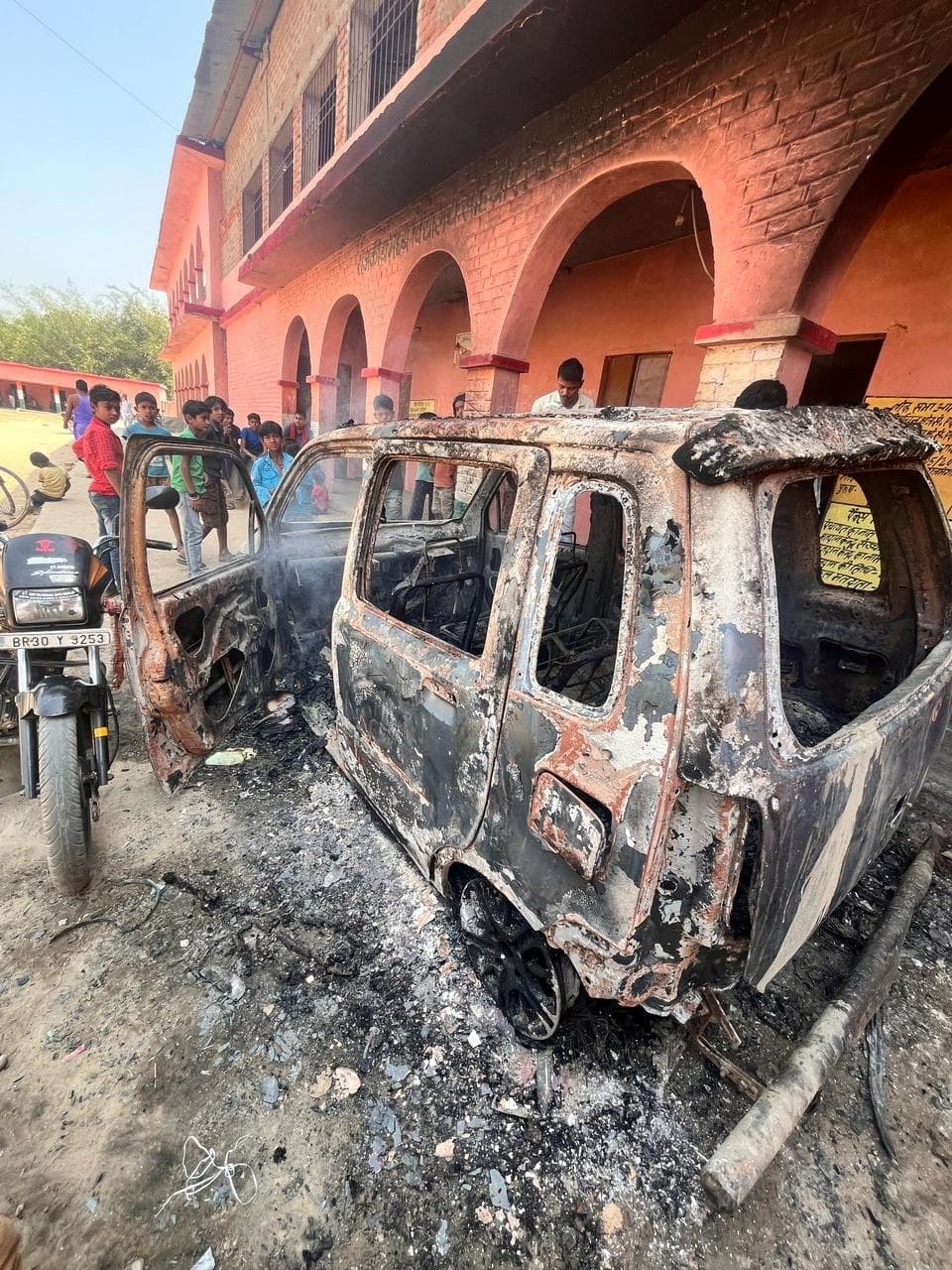 sitamarhi news: स्कूल में खड़ी इलेक्ट्रिक कार में अचानक लगी आग