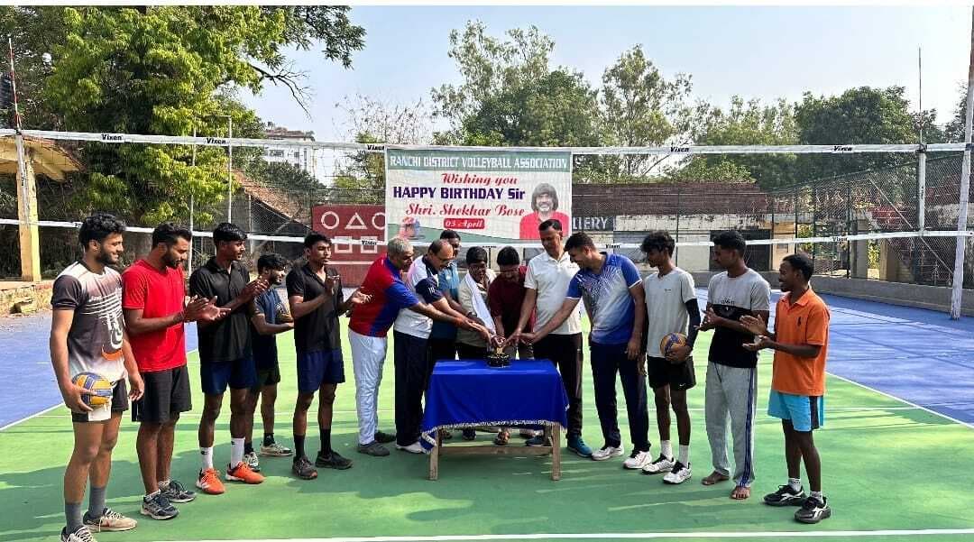 Sports : वॉलीबॉल प्रतियोगिताएं हुईं, युवा खिलाड़ियों के लिए विशेष सत्र का आयोजन
