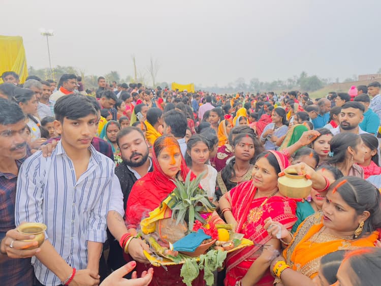 लातेहार में अस्ताचलगामी सूर्य को अर्घ