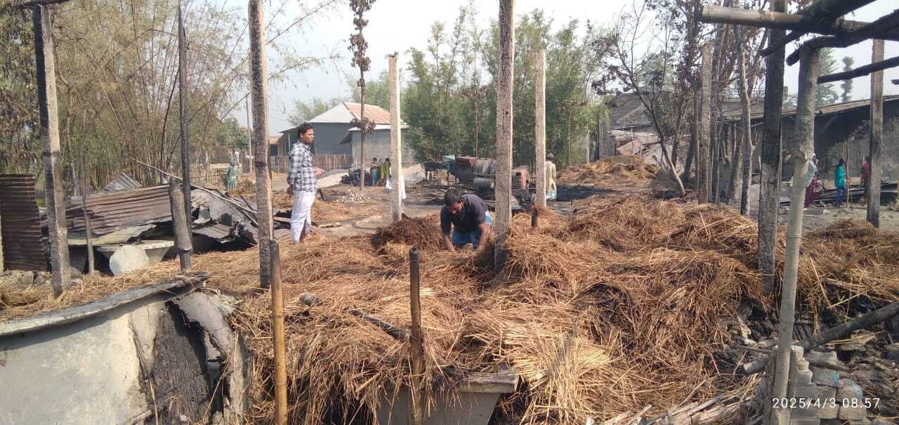 थ्रेसर की चिंगारी से आधा दर्जन घर जले