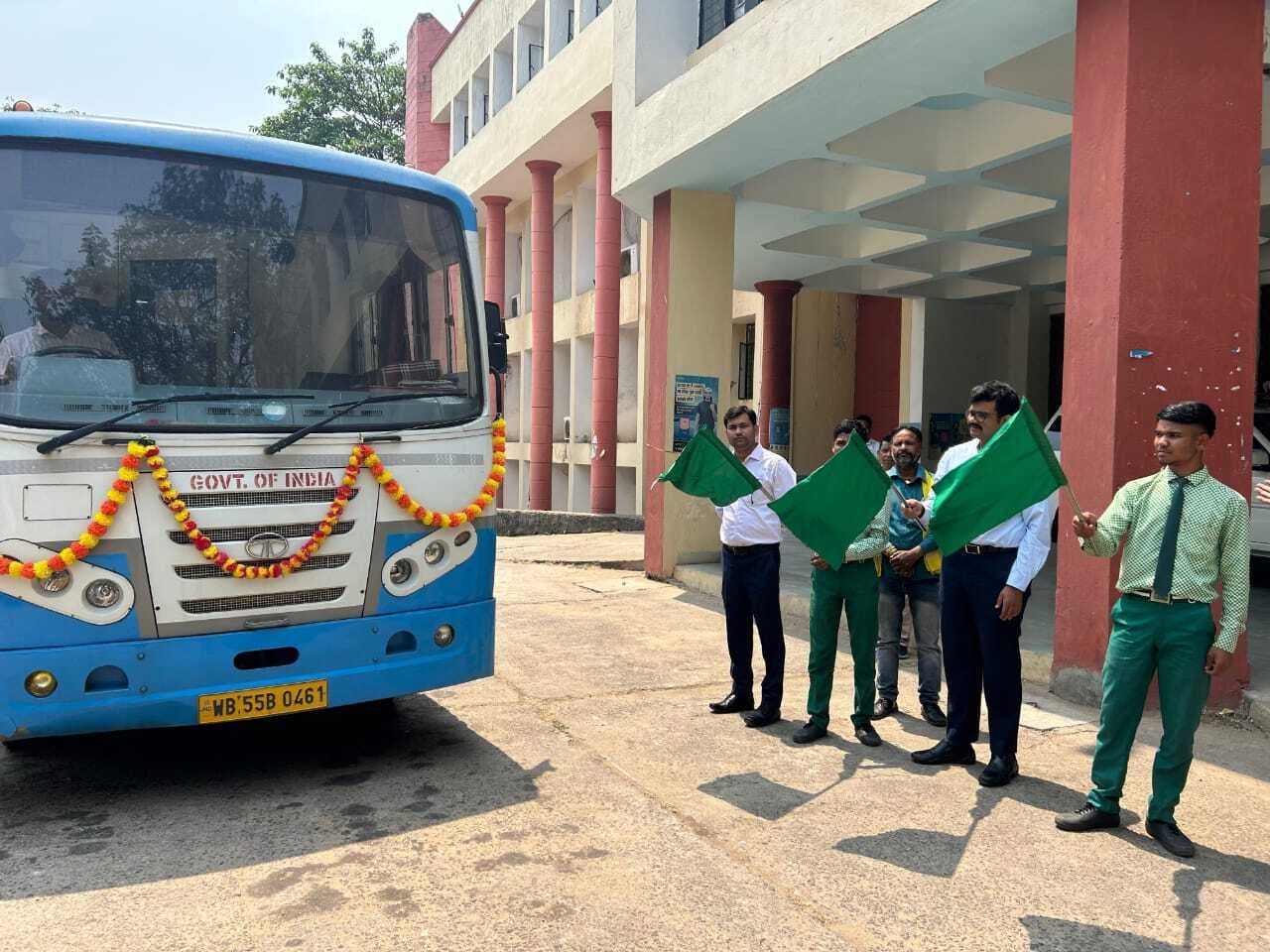 जागरूकता रथ को डीसी ने किया रवाना