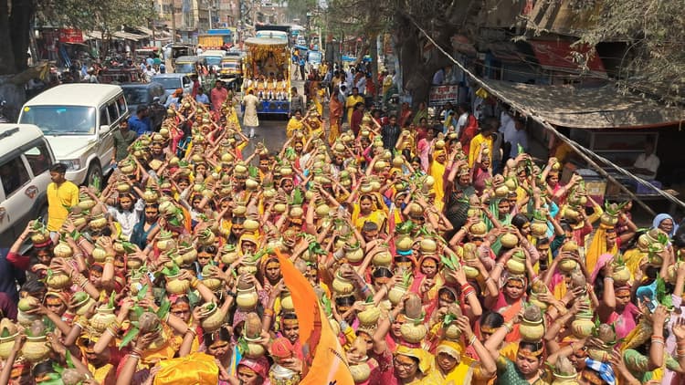 श्रीमद्भागवत कथा को लेकर रजौन बाजार से निकाली गयी भव्य कलश शोभायात्रा