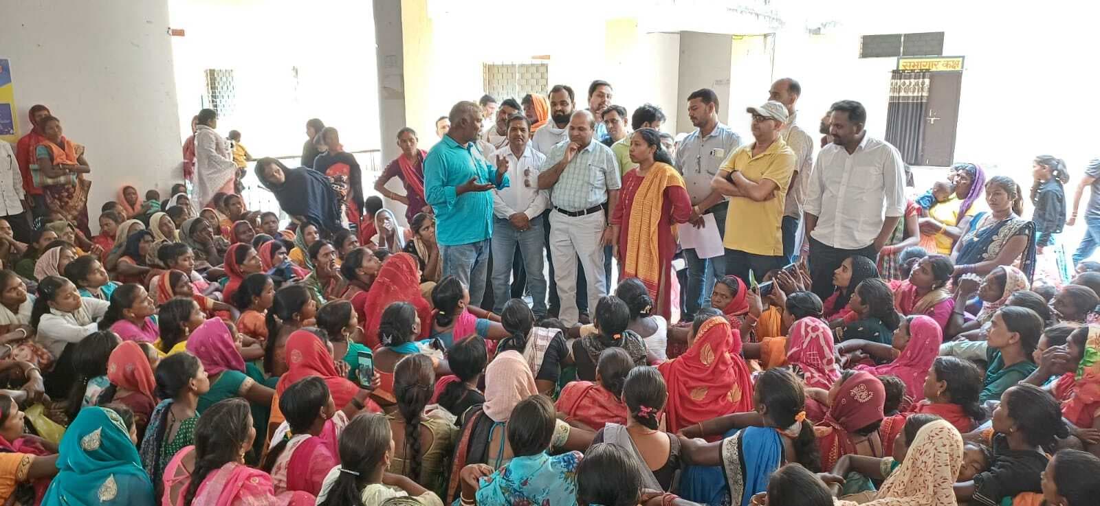 मंईयां सम्मान की राशि की मांग, महिलाओं ने घेरा प्रखंड कार्यालय