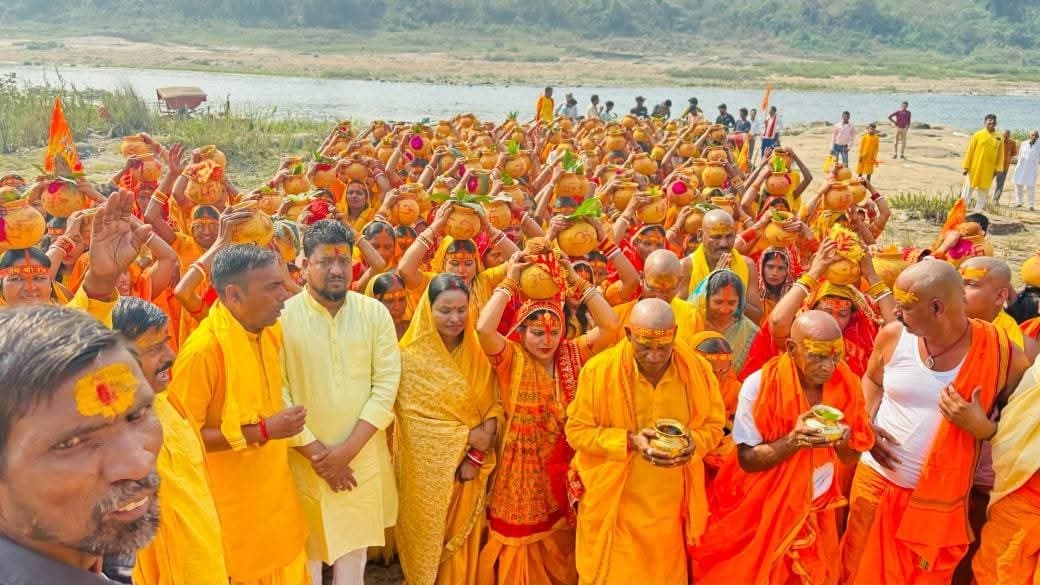 Dhanbad News: प्राण प्रतिष्ठा महायज्ञ को ले हाथूडीह में निकली कलश यात्रा