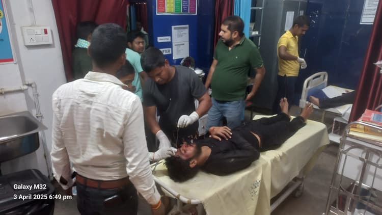 हनुमाना डैम घूमने आये तीन युवक बाइक दुर्घटना में जख्मी