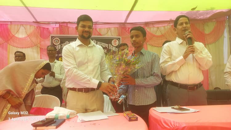 मैट्रिक परीक्षा के टॉपर को जिलाधिकारी ने किया सम्मानित