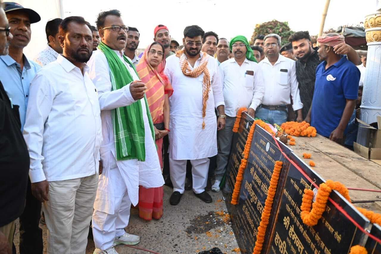 Deoghar news <bha>;</bha> 4.66 करोड़ की लागत से बनने वाली पांच सड़कों के लिए मंत्री हफाजुल ने किया शिलान्यास