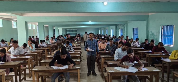 स्नातक पार्ट थ्री की परीक्षा में 14 परीक्षार्थी अनुपस्थित