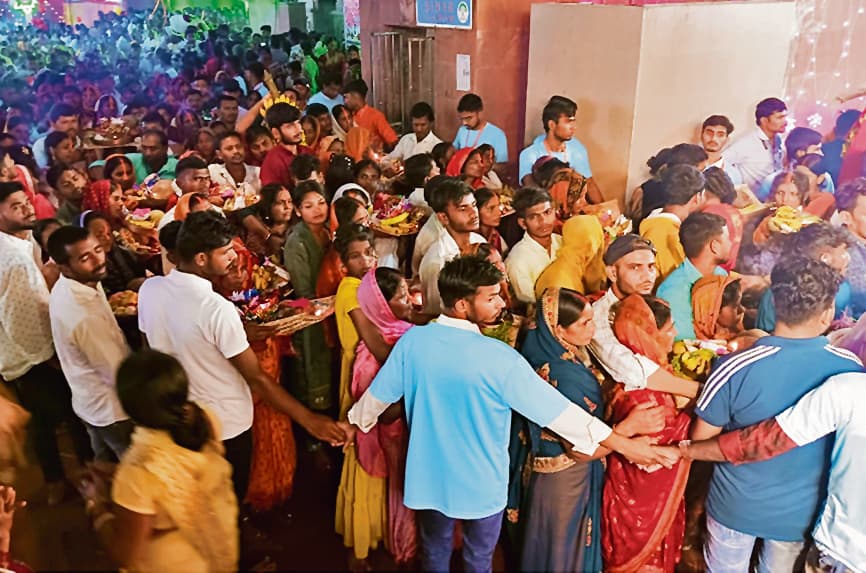 डूबते भगवान भाष्कर को किया अर्घ्य अर्पित