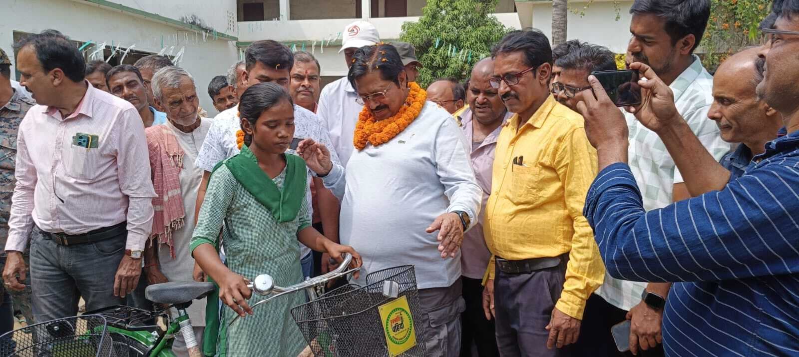 Deoghar news : बच्चे को नियमित विद्यालय भेजने में अभिभावक निभायें अपनी जिम्मेदारी : चुन्ना सिंह