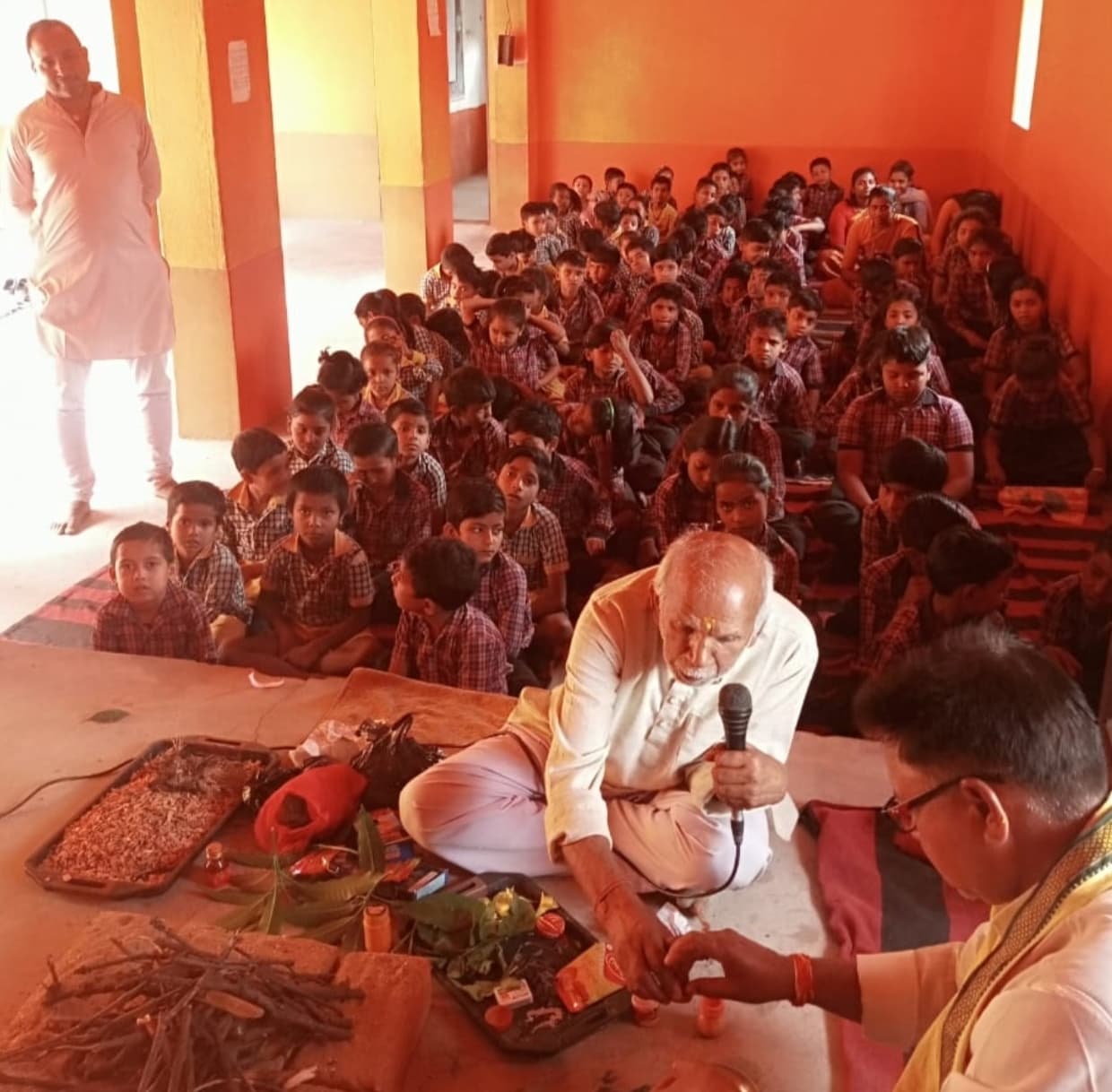 सरस्वती शिशु मंदिर में हवन पूजन के साथ नया सत्र प्रारंभ