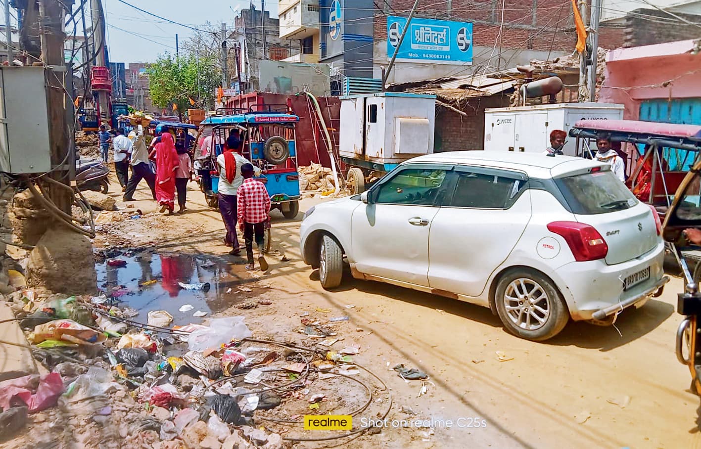 Chhapra News : जिले में निर्माण क्षेत्र में प्रवेश कर रही गाड़ियां, हादसे की बढ़ी आशंका