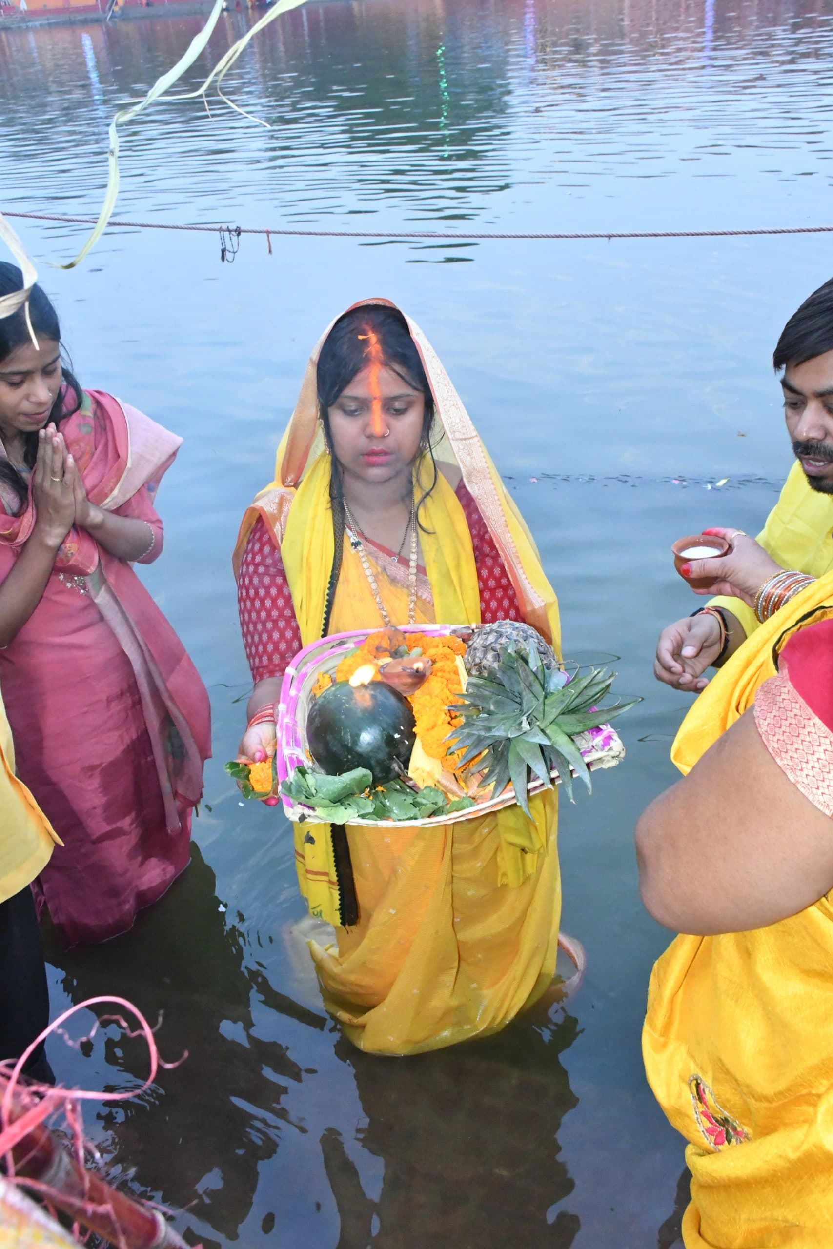 deoghar news : अस्ताचलगामी सूर्य को व्रतियों ने अर्पित किया पहला अर्घ्य