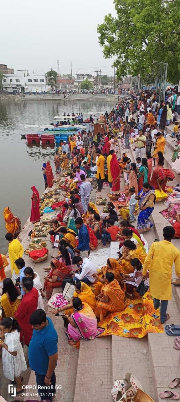 अस्ताचलगामी सूर्य को व्रतियों ने दिया अर्घ्य, मांगा सुख व समृद्धि का वरदान