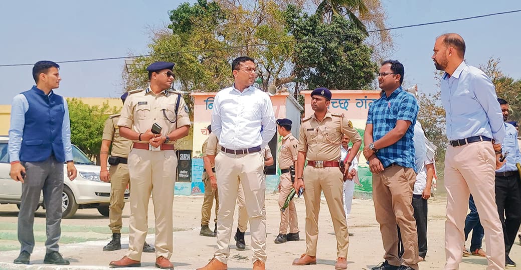 Chhapra News : डीएम-एसपी ने किया घाट का निरीक्षण, बोले-  विधि व्यवस्था में लापरवाही बर्दाश्त नहीं