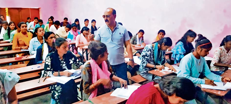 Chhapra News : 18 केंद्रों पर शांतिपूर्ण माहौल में शुरू हुई स्नातक फर्स्ट सेमेस्टर की परीक्षा