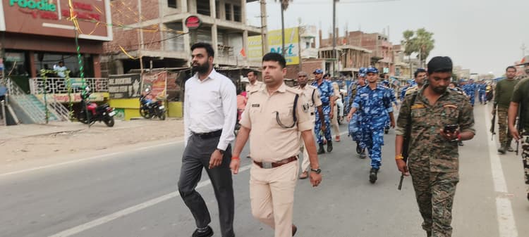 छठ घाटों पर पुलिस ने किया फ्लैग  मार्च