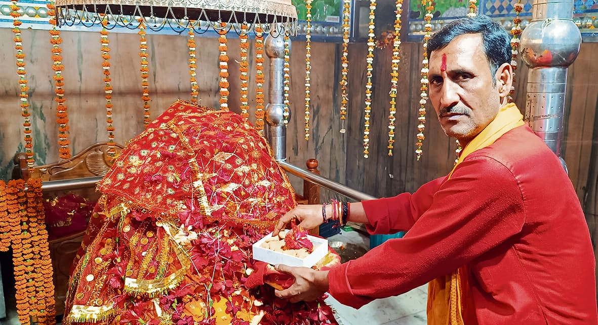 Chhapra News : आमी में मां अंबिका भवानी का दर्शन कर श्रद्धालुओं ने मांगी खुशहाली की मन्नत