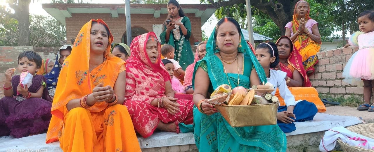 Madhubani News : व्रतियों ने डूबते सूर्य को दिया अर्घ