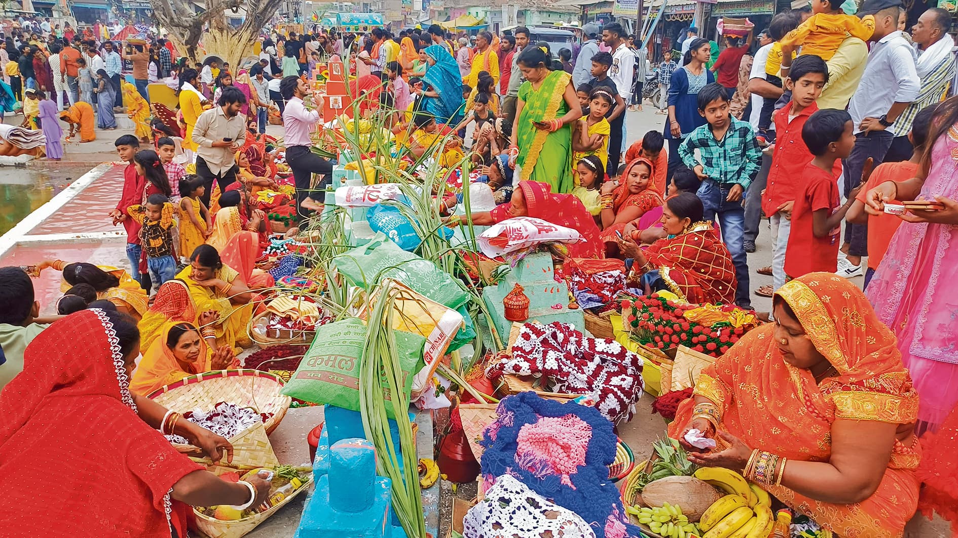 Gopalganj News : छठव्रतियों ने अस्ताचलगामी सूर्य को दिया अर्घ, आज उदीयमान भास्कर को देंगे अर्घ